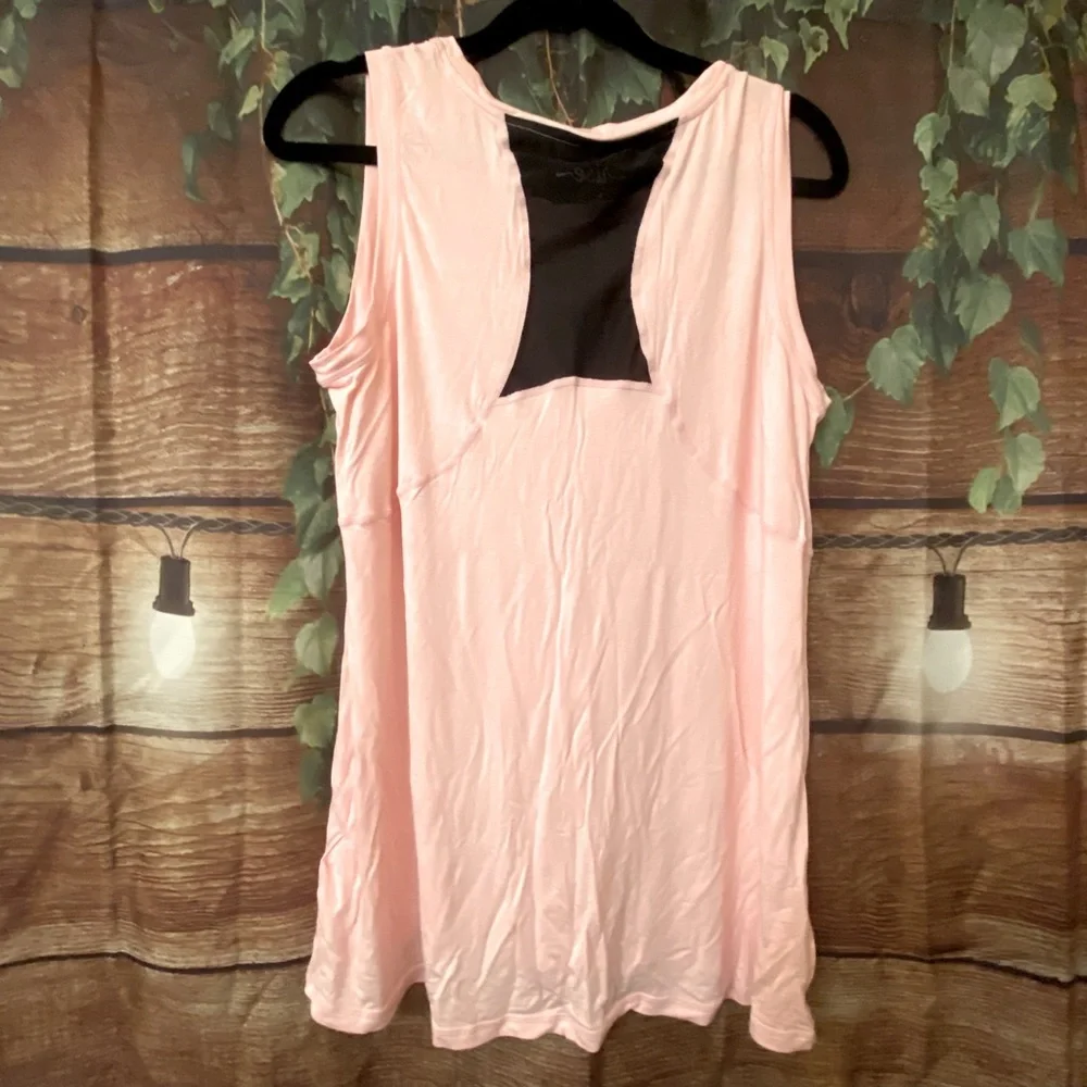 🆕 LulaRoe Strong Relaxed Workout Tank - Picture 2 of 4